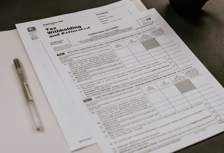 Dokument mit Tabellen und Notizen, daneben ein Stift und eine Tasse.