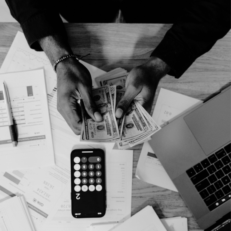 70-Euro-Schein steckt in der Gesäßtasche einer Jeans.