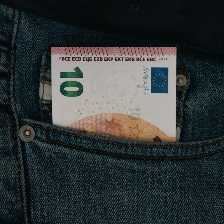 70-Euro-Schein steckt in der Gesäßtasche einer Jeans.