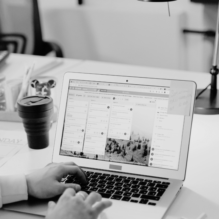 Digitale Datenströme mit binären Zahlen in roten und blauen Farben.