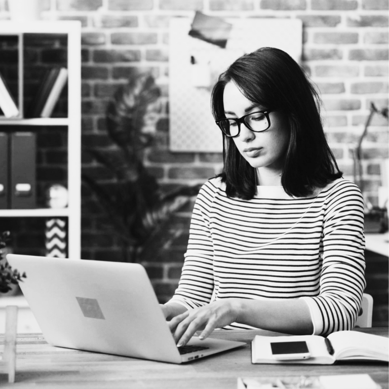 Laptop mit Dashboard und Diagrammen, die Datenvisualisierungen anzeigen.