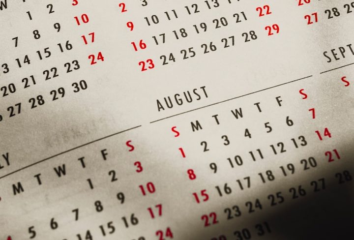 Kalenderblatt für August mit markierten Tagen und Wochentagen.