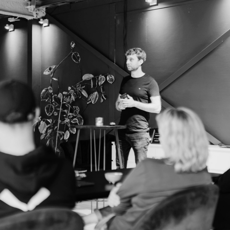 Eine Person hält eine Glühbirne mit Lichtern in den Händen.